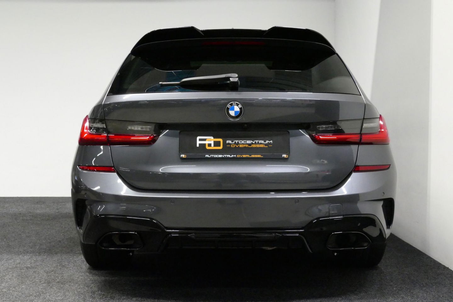 BMW 3 Serie Touring 330e xDrive M Sport / M340i Diffuser / Black Diamond M Grill / M340i M Sport bumper pakket / Schuif-/kanteldak / Elektr. verstelbare voorstoelen (links met memory) / Stoelverwarming / Apple Carplay - Android Auto / Achteruitrijcamera / Trekhaak (z