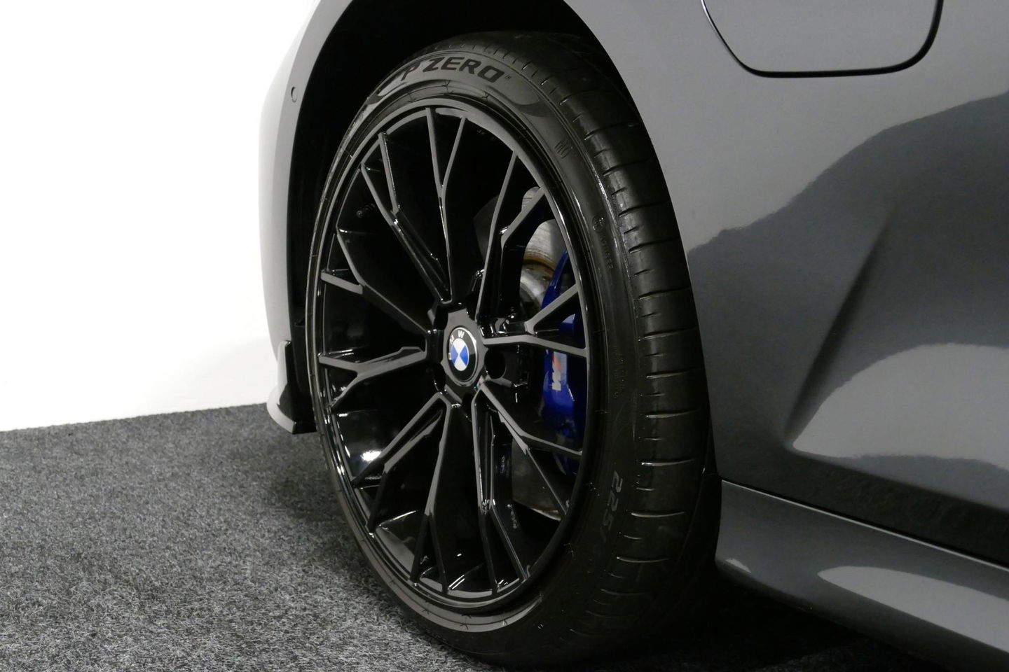 BMW 3 Serie Touring 330e xDrive M Sport / M340i Diffuser / Black Diamond M Grill / M340i M Sport bumper pakket / Schuif-/kanteldak / Elektr. verstelbare voorstoelen (links met memory) / Stoelverwarming / Apple Carplay - Android Auto / Achteruitrijcamera / Trekhaak (z