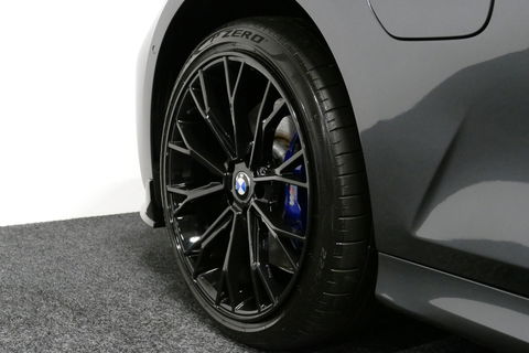 BMW 3 Serie Touring 330e xDrive M Sport / M340i Diffuser / Black Diamond M Grill / M340i M Sport bumper pakket / Schuif-/kanteldak / Elektr. verstelbare voorstoelen (links met memory) / Stoelverwarming / Apple Carplay - Android Auto / Achteruitrijcamera / Trekhaak (z