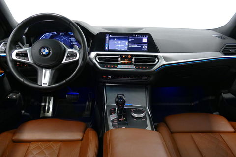 BMW 3 Serie Touring 330e xDrive M Sport / M340i Diffuser / Black Diamond M Grill / M340i M Sport bumper pakket / Schuif-/kanteldak / Elektr. verstelbare voorstoelen (links met memory) / Stoelverwarming / Apple Carplay - Android Auto / Achteruitrijcamera / Trekhaak (z