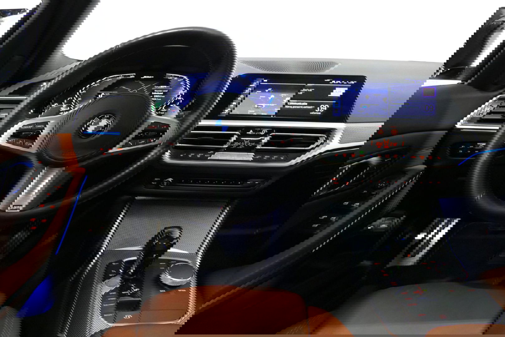 BMW 3 Serie Touring 330e xDrive M Sport / M340i Diffuser / Black Diamond M Grill / M340i M Sport bumper pakket / Schuif-/kanteldak / Elektr. verstelbare voorstoelen (links met memory) / Stoelverwarming / Apple Carplay - Android Auto / Achteruitrijcamera / Trekhaak (z