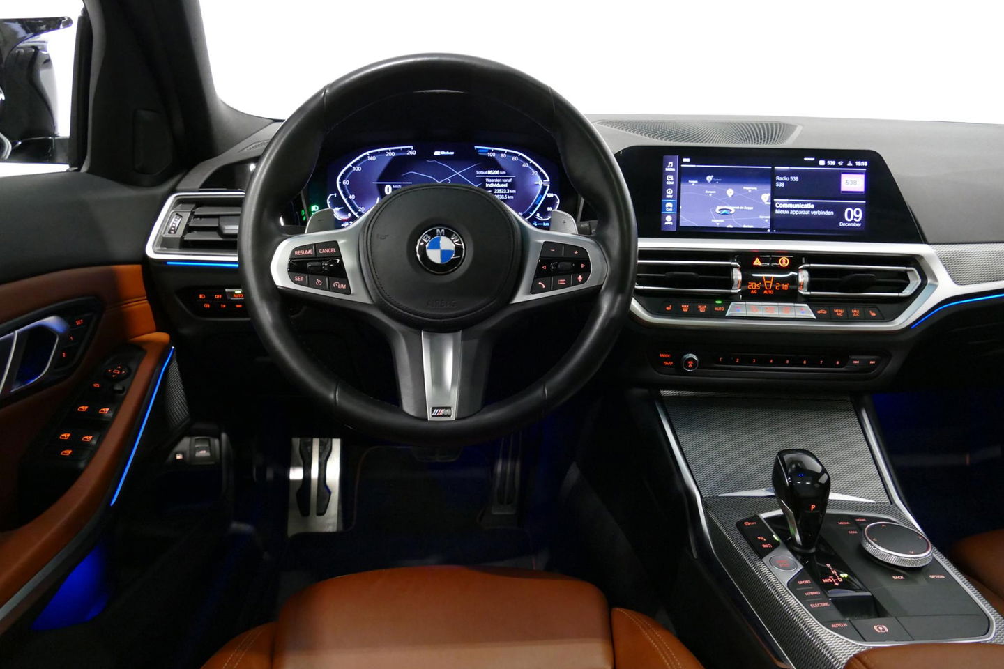 BMW 3 Serie Touring 330e xDrive M Sport / M340i Diffuser / Black Diamond M Grill / M340i M Sport bumper pakket / Schuif-/kanteldak / Elektr. verstelbare voorstoelen (links met memory) / Stoelverwarming / Apple Carplay - Android Auto / Achteruitrijcamera / Trekhaak (z