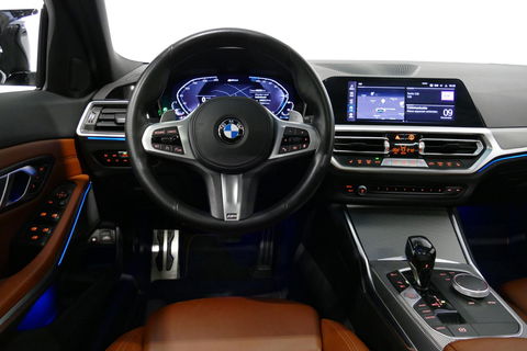 BMW 3 Serie Touring 330e xDrive M Sport / M340i Diffuser / Black Diamond M Grill / M340i M Sport bumper pakket / Schuif-/kanteldak / Elektr. verstelbare voorstoelen (links met memory) / Stoelverwarming / Apple Carplay - Android Auto / Achteruitrijcamera / Trekhaak (z