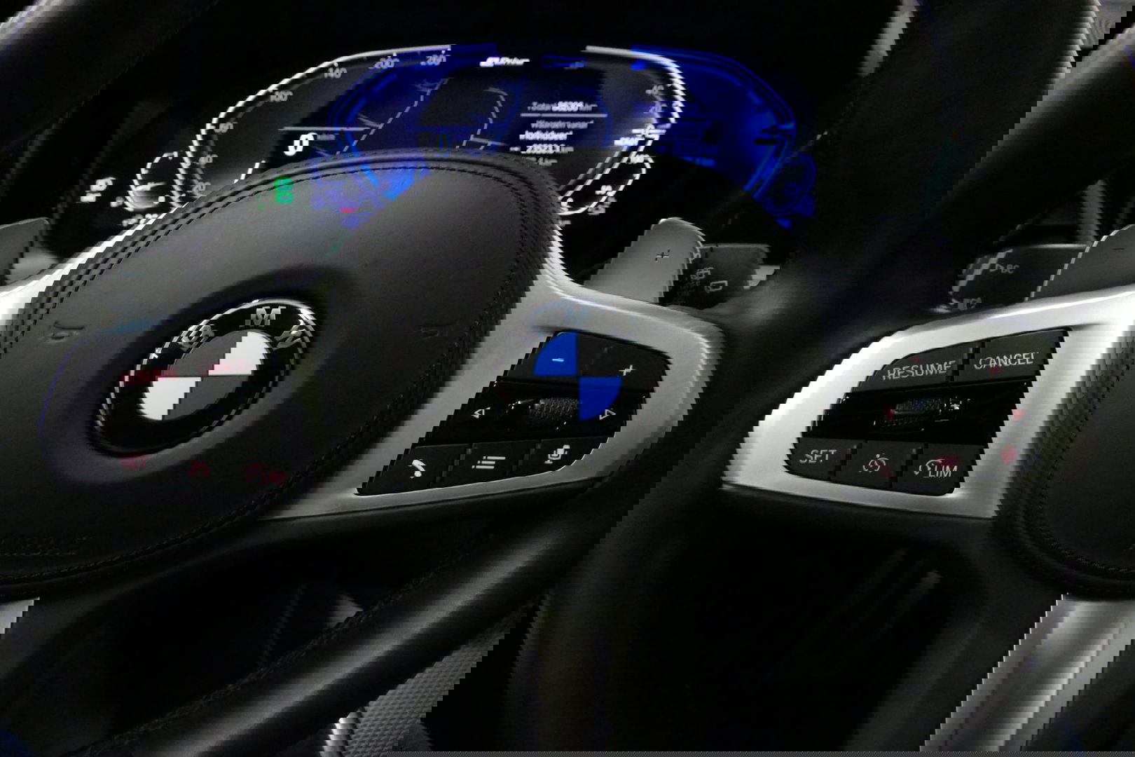 BMW 3 Serie Touring 330e xDrive M Sport / M340i Diffuser / Black Diamond M Grill / M340i M Sport bumper pakket / Schuif-/kanteldak / Elektr. verstelbare voorstoelen (links met memory) / Stoelverwarming / Apple Carplay - Android Auto / Achteruitrijcamera / Trekhaak (z