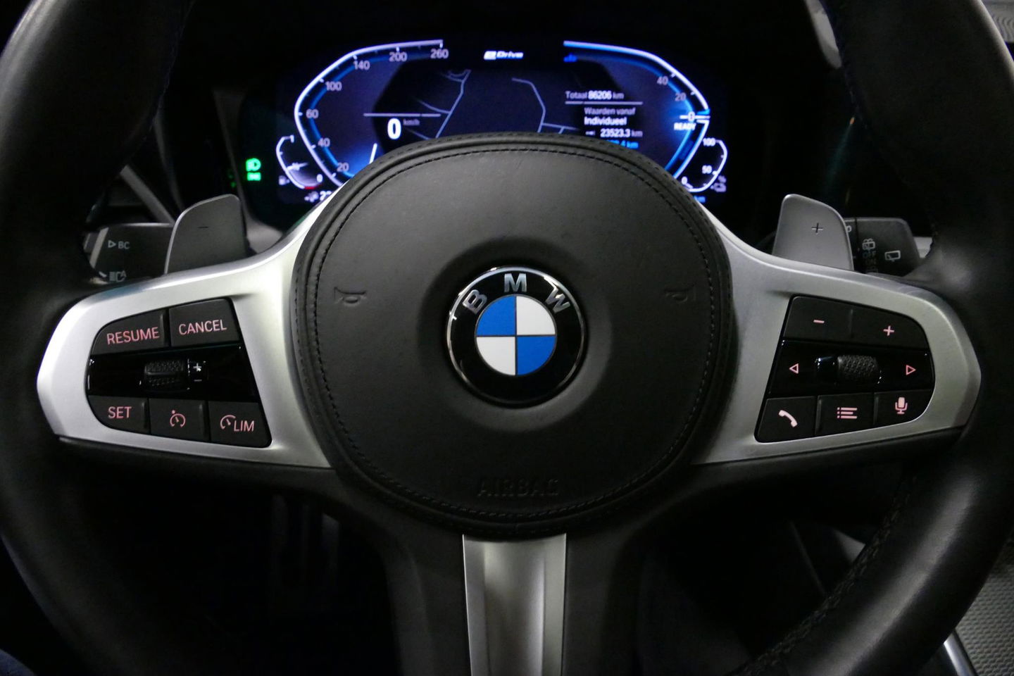 BMW 3 Serie Touring 330e xDrive M Sport / M340i Diffuser / Black Diamond M Grill / M340i M Sport bumper pakket / Schuif-/kanteldak / Elektr. verstelbare voorstoelen (links met memory) / Stoelverwarming / Apple Carplay - Android Auto / Achteruitrijcamera / Trekhaak (z