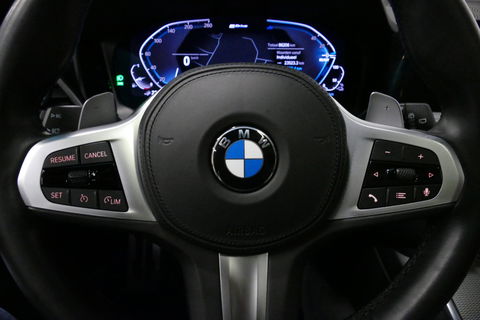BMW 3 Serie Touring 330e xDrive M Sport / M340i Diffuser / Black Diamond M Grill / M340i M Sport bumper pakket / Schuif-/kanteldak / Elektr. verstelbare voorstoelen (links met memory) / Stoelverwarming / Apple Carplay - Android Auto / Achteruitrijcamera / Trekhaak (z