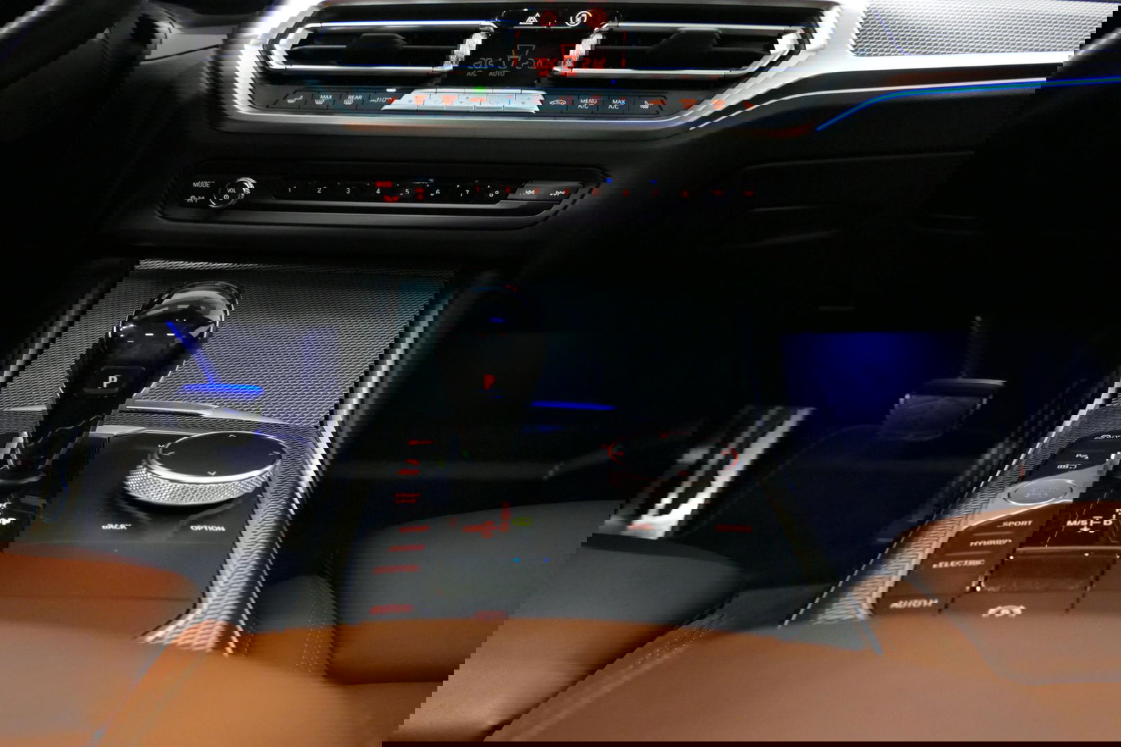 BMW 3 Serie Touring 330e xDrive M Sport / M340i Diffuser / Black Diamond M Grill / M340i M Sport bumper pakket / Schuif-/kanteldak / Elektr. verstelbare voorstoelen (links met memory) / Stoelverwarming / Apple Carplay - Android Auto / Achteruitrijcamera / Trekhaak (z