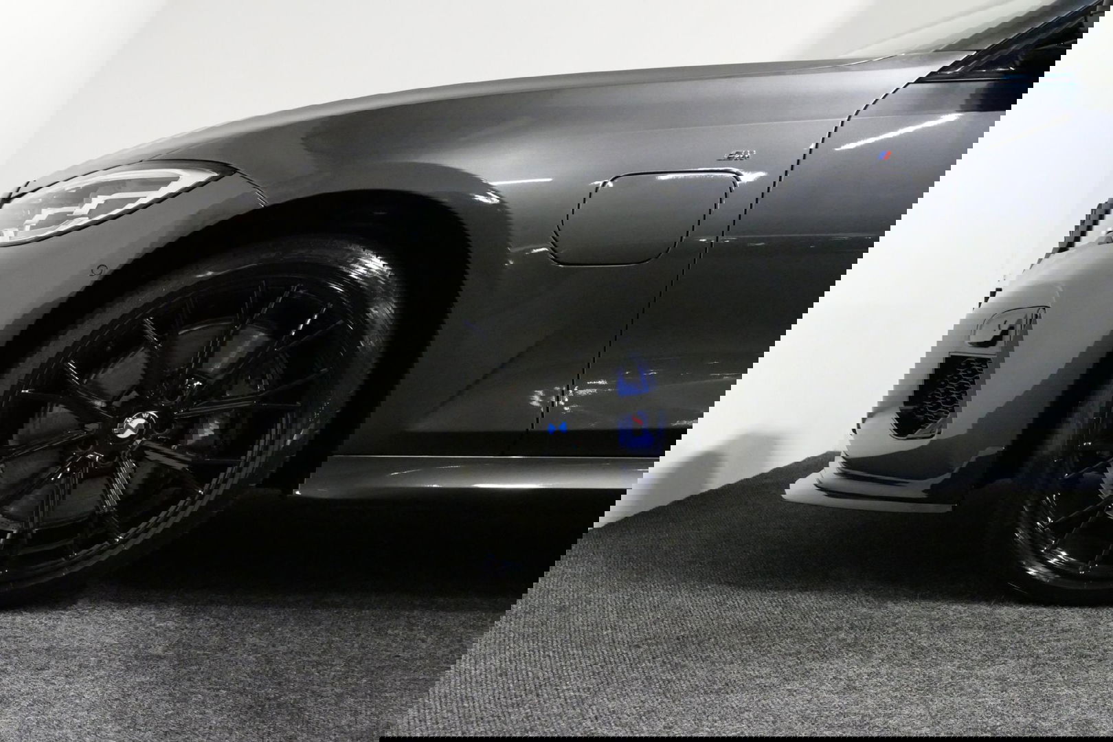 BMW 3 Serie Touring 330e xDrive M Sport / M340i Diffuser / Black Diamond M Grill / M340i M Sport bumper pakket / Schuif-/kanteldak / Elektr. verstelbare voorstoelen (links met memory) / Stoelverwarming / Apple Carplay - Android Auto / Achteruitrijcamera / Trekhaak (z