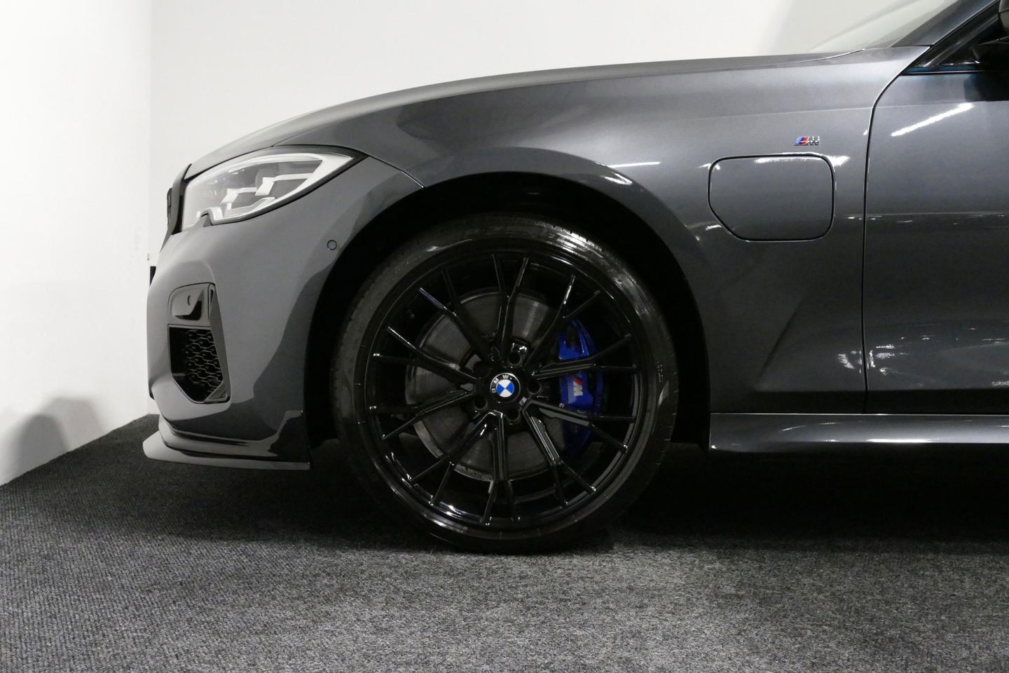 BMW 3 Serie Touring 330e xDrive M Sport / M340i Diffuser / Black Diamond M Grill / M340i M Sport bumper pakket / Schuif-/kanteldak / Elektr. verstelbare voorstoelen (links met memory) / Stoelverwarming / Apple Carplay - Android Auto / Achteruitrijcamera / Trekhaak (z