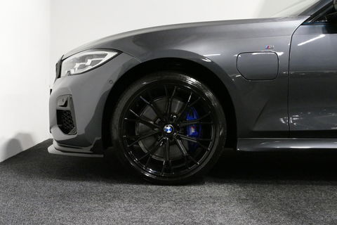 BMW 3 Serie Touring 330e xDrive M Sport / M340i Diffuser / Black Diamond M Grill / M340i M Sport bumper pakket / Schuif-/kanteldak / Elektr. verstelbare voorstoelen (links met memory) / Stoelverwarming / Apple Carplay - Android Auto / Achteruitrijcamera / Trekhaak (z