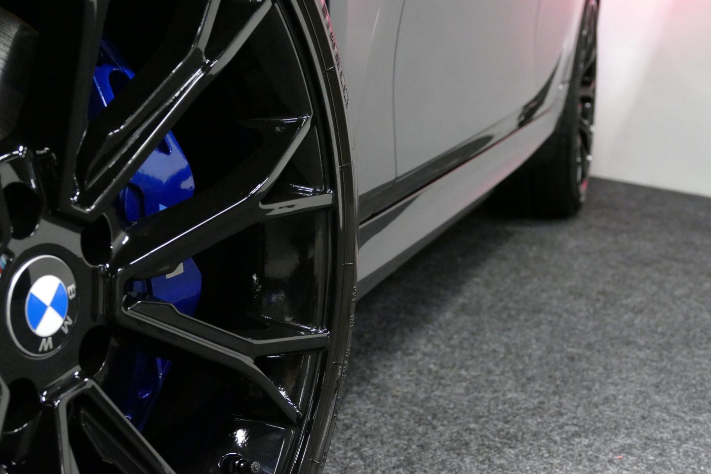 BMW 3 Serie Touring 330e xDrive M Sport / M340i Diffuser / Black Diamond M Grill / M340i M Sport bumper pakket / Schuif-/kanteldak / Elektr. verstelbare voorstoelen (links met memory) / Stoelverwarming / Apple Carplay - Android Auto / Achteruitrijcamera / Trekhaak (z