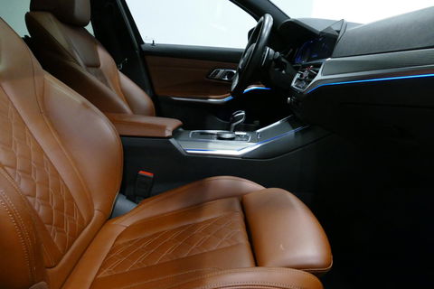 BMW 3 Serie Touring 330e xDrive M Sport / M340i Diffuser / Black Diamond M Grill / M340i M Sport bumper pakket / Schuif-/kanteldak / Elektr. verstelbare voorstoelen (links met memory) / Stoelverwarming / Apple Carplay - Android Auto / Achteruitrijcamera / Trekhaak (z