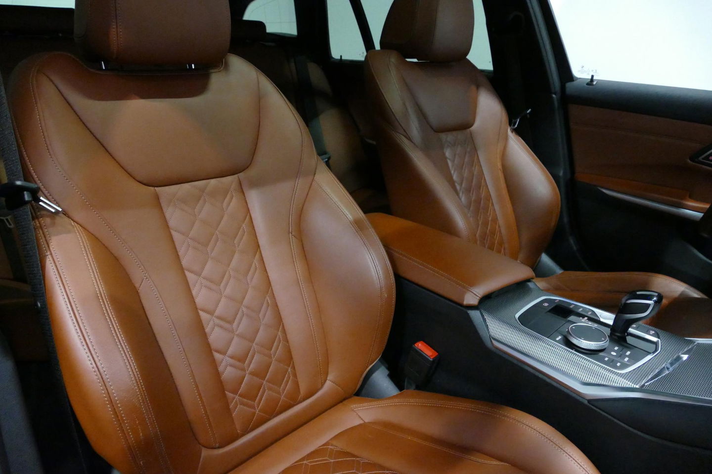 BMW 3 Serie Touring 330e xDrive M Sport / M340i Diffuser / Black Diamond M Grill / M340i M Sport bumper pakket / Schuif-/kanteldak / Elektr. verstelbare voorstoelen (links met memory) / Stoelverwarming / Apple Carplay - Android Auto / Achteruitrijcamera / Trekhaak (z