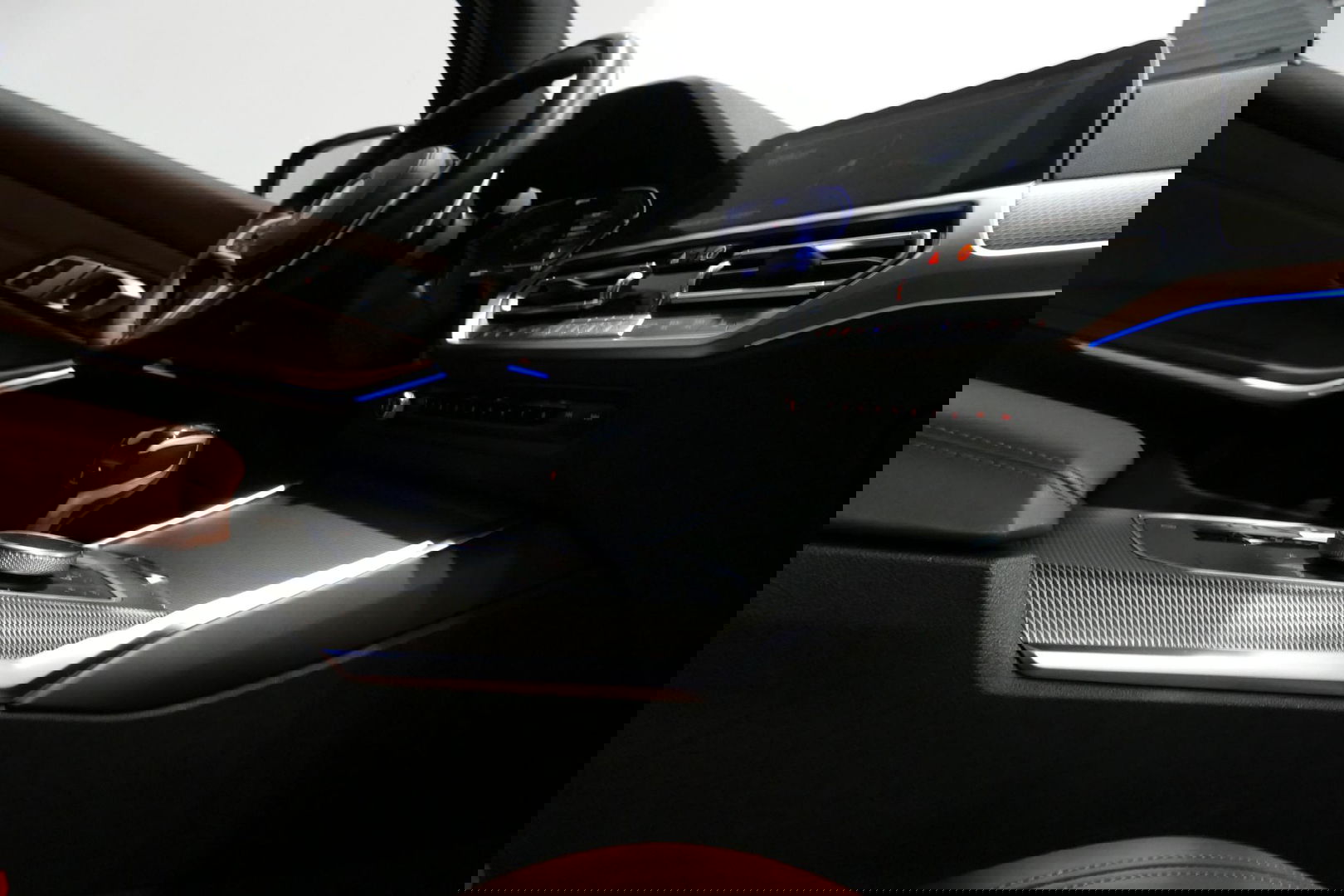 BMW 3 Serie Touring 330e xDrive M Sport / M340i Diffuser / Black Diamond M Grill / M340i M Sport bumper pakket / Schuif-/kanteldak / Elektr. verstelbare voorstoelen (links met memory) / Stoelverwarming / Apple Carplay - Android Auto / Achteruitrijcamera / Trekhaak (z