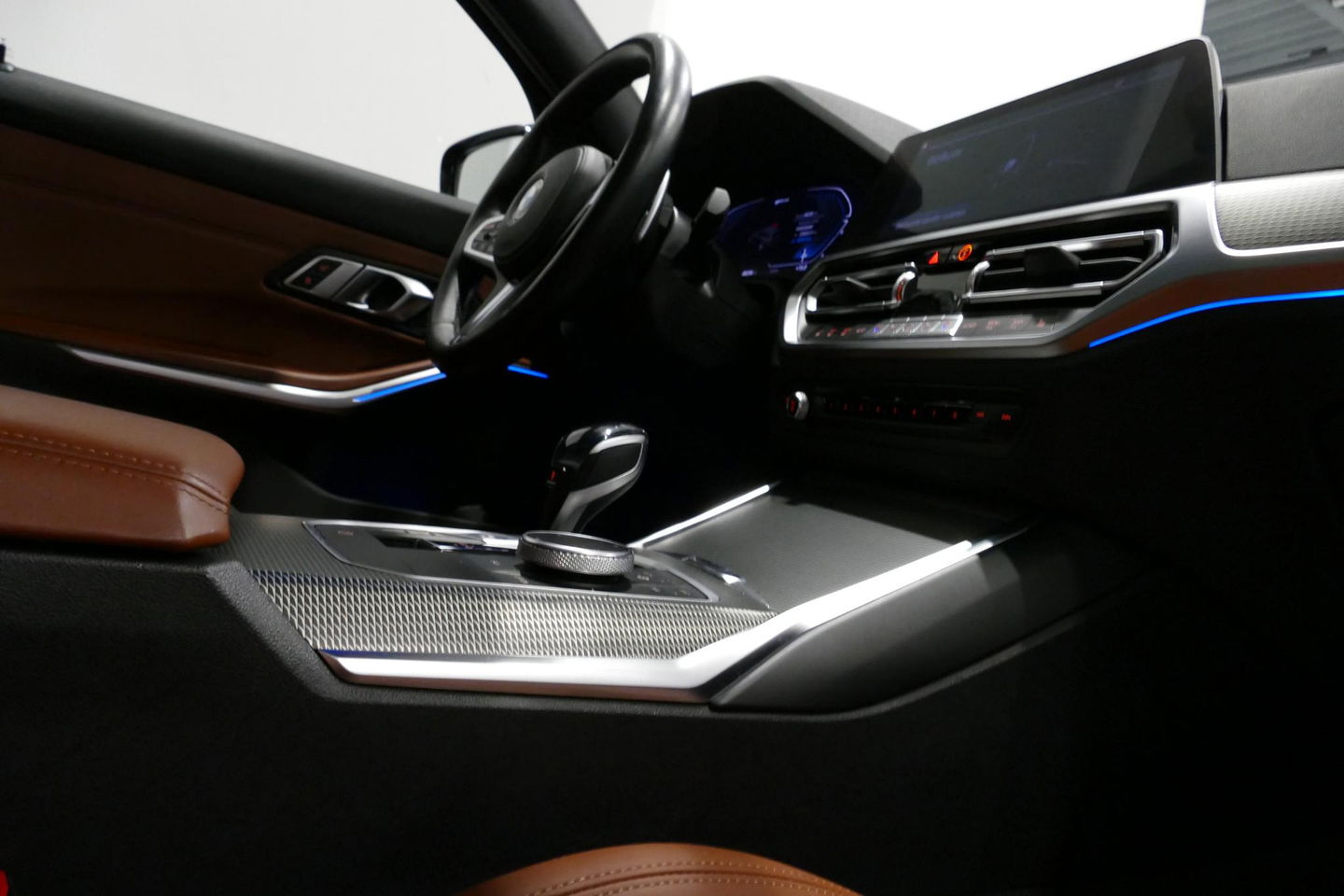 BMW 3 Serie Touring 330e xDrive M Sport / M340i Diffuser / Black Diamond M Grill / M340i M Sport bumper pakket / Schuif-/kanteldak / Elektr. verstelbare voorstoelen (links met memory) / Stoelverwarming / Apple Carplay - Android Auto / Achteruitrijcamera / Trekhaak (z