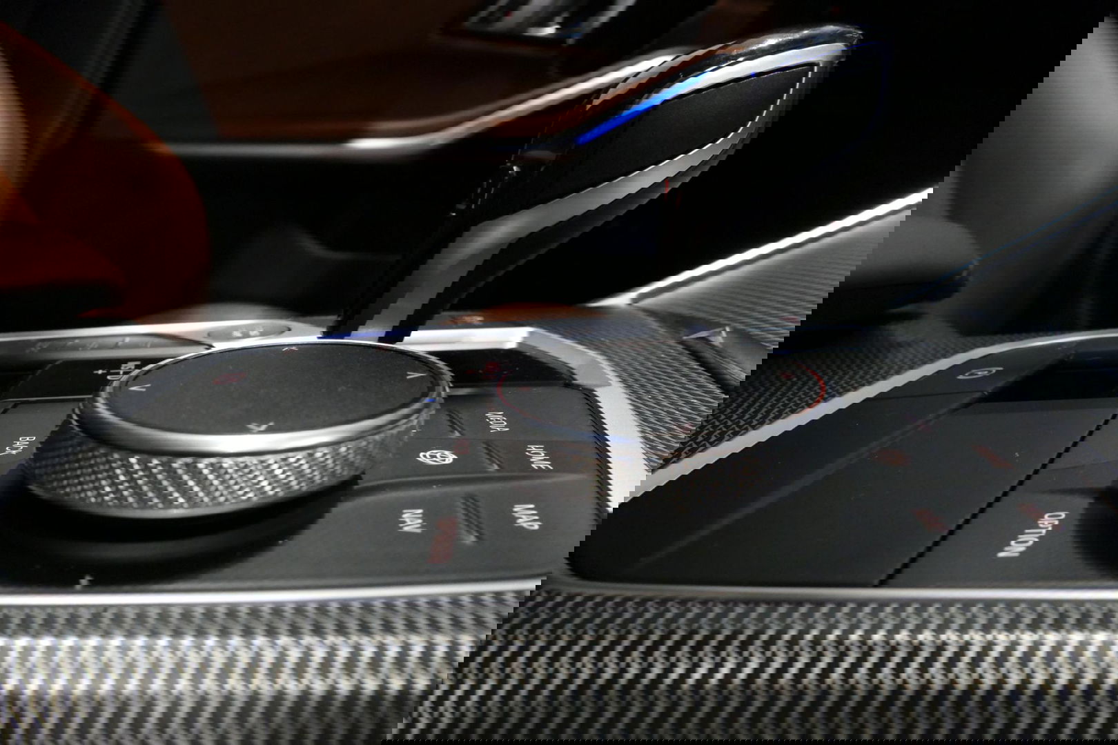 BMW 3 Serie Touring 330e xDrive M Sport / M340i Diffuser / Black Diamond M Grill / M340i M Sport bumper pakket / Schuif-/kanteldak / Elektr. verstelbare voorstoelen (links met memory) / Stoelverwarming / Apple Carplay - Android Auto / Achteruitrijcamera / Trekhaak (z