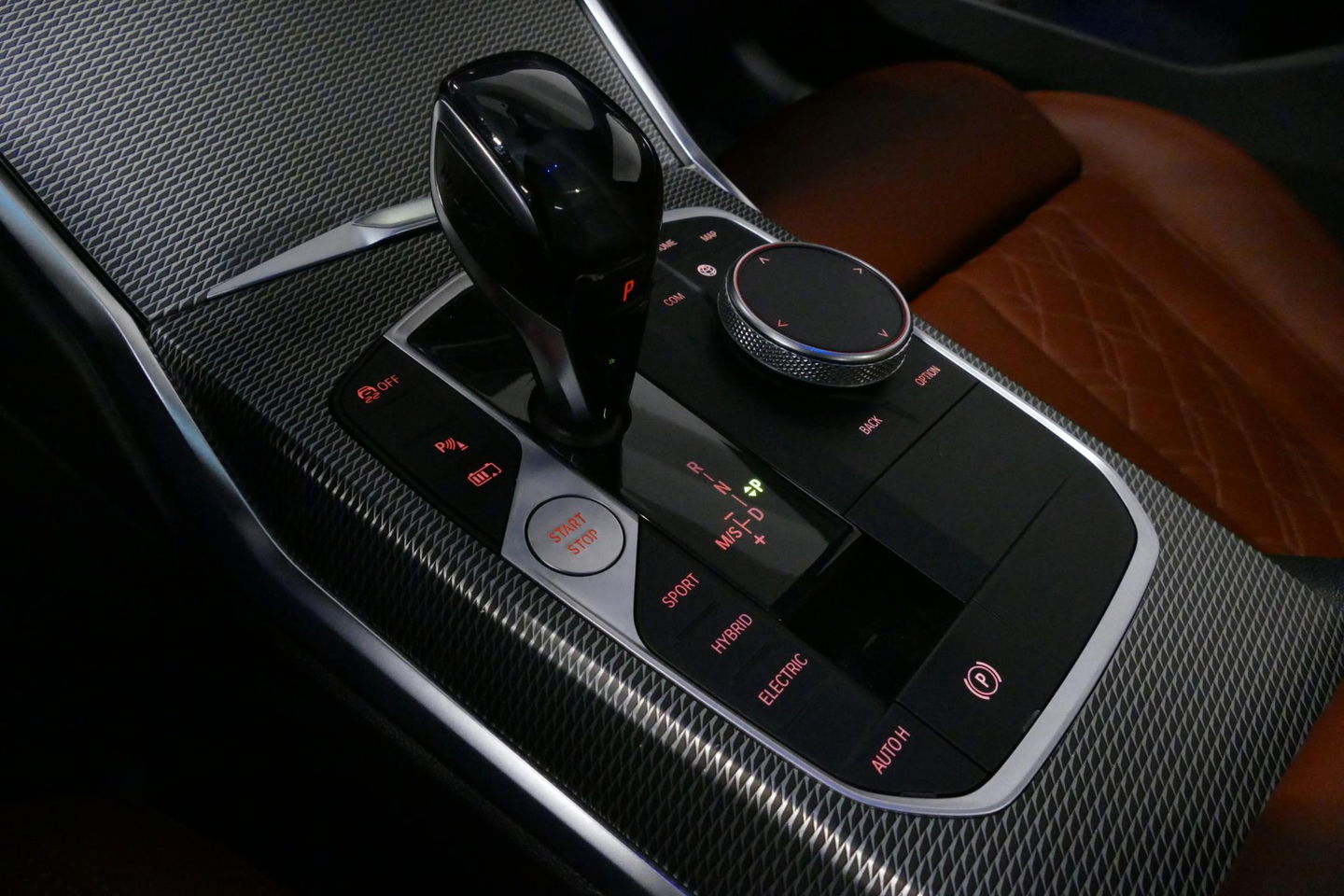 BMW 3 Serie Touring 330e xDrive M Sport / M340i Diffuser / Black Diamond M Grill / M340i M Sport bumper pakket / Schuif-/kanteldak / Elektr. verstelbare voorstoelen (links met memory) / Stoelverwarming / Apple Carplay - Android Auto / Achteruitrijcamera / Trekhaak (z