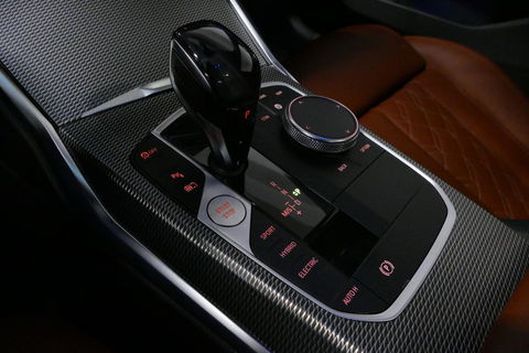BMW 3 Serie Touring 330e xDrive M Sport / M340i Diffuser / Black Diamond M Grill / M340i M Sport bumper pakket / Schuif-/kanteldak / Elektr. verstelbare voorstoelen (links met memory) / Stoelverwarming / Apple Carplay - Android Auto / Achteruitrijcamera / Trekhaak (z