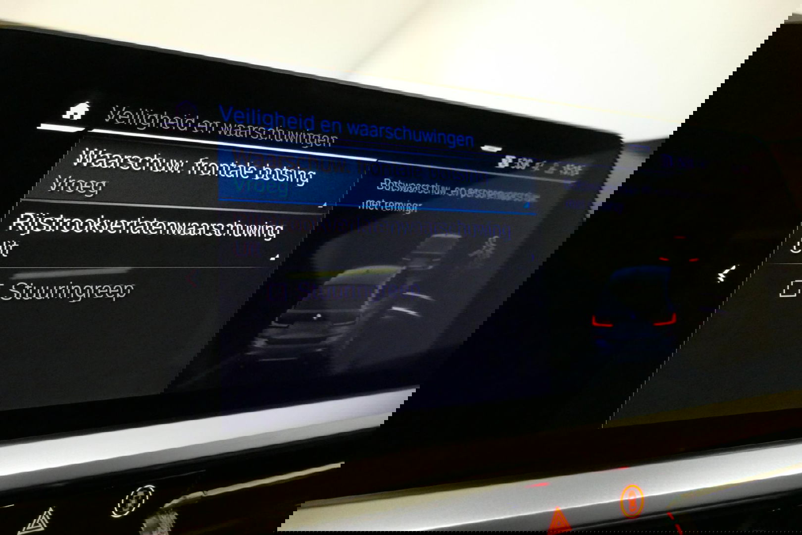 BMW 3 Serie Touring 330e xDrive M Sport / M340i Diffuser / Black Diamond M Grill / M340i M Sport bumper pakket / Schuif-/kanteldak / Elektr. verstelbare voorstoelen (links met memory) / Stoelverwarming / Apple Carplay - Android Auto / Achteruitrijcamera / Trekhaak (z