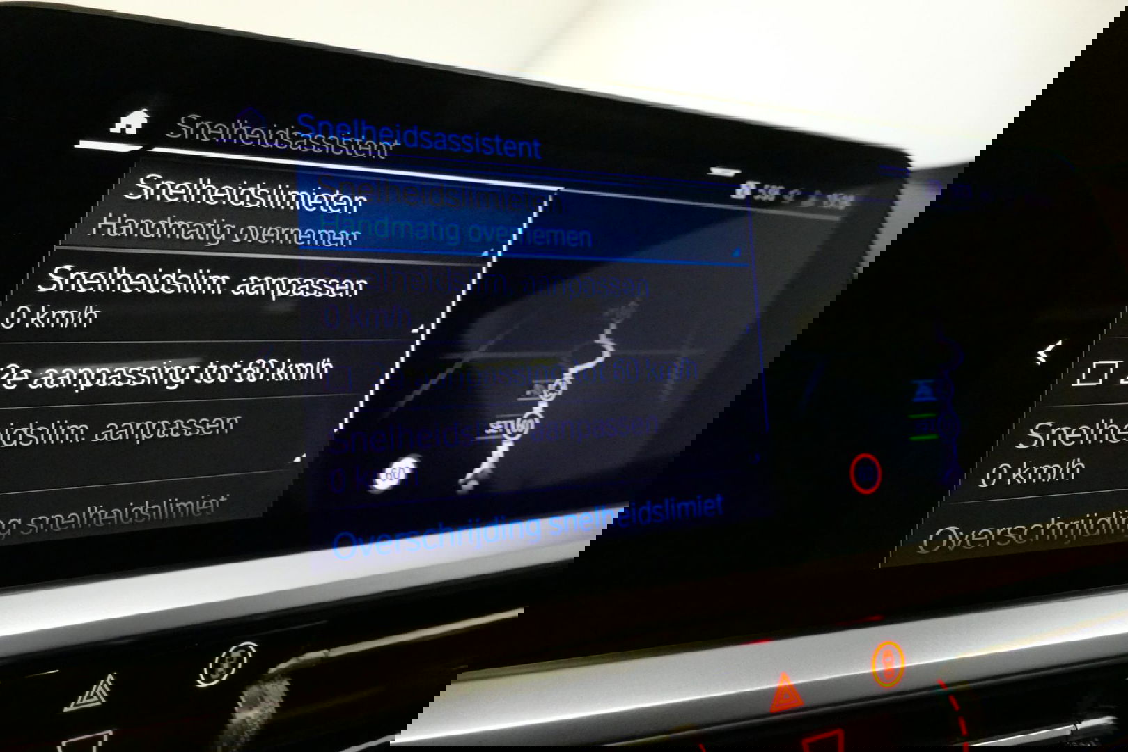 BMW 3 Serie Touring 330e xDrive M Sport / M340i Diffuser / Black Diamond M Grill / M340i M Sport bumper pakket / Schuif-/kanteldak / Elektr. verstelbare voorstoelen (links met memory) / Stoelverwarming / Apple Carplay - Android Auto / Achteruitrijcamera / Trekhaak (z