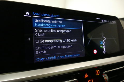 BMW 3 Serie Touring 330e xDrive M Sport / M340i Diffuser / Black Diamond M Grill / M340i M Sport bumper pakket / Schuif-/kanteldak / Elektr. verstelbare voorstoelen (links met memory) / Stoelverwarming / Apple Carplay - Android Auto / Achteruitrijcamera / Trekhaak (z