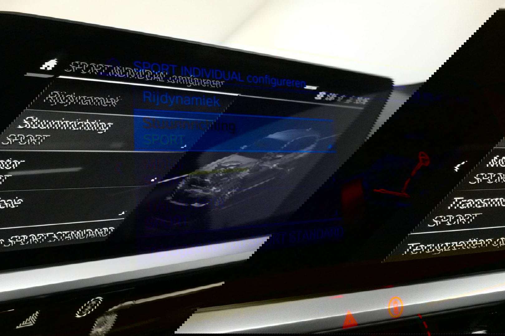 BMW 3 Serie Touring 330e xDrive M Sport / M340i Diffuser / Black Diamond M Grill / M340i M Sport bumper pakket / Schuif-/kanteldak / Elektr. verstelbare voorstoelen (links met memory) / Stoelverwarming / Apple Carplay - Android Auto / Achteruitrijcamera / Trekhaak (z