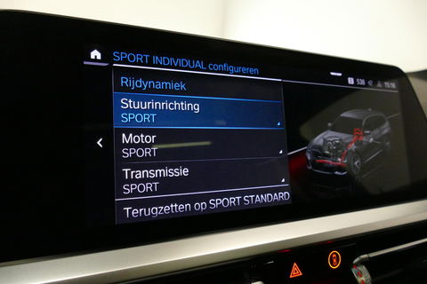 BMW 3 Serie Touring 330e xDrive M Sport / M340i Diffuser / Black Diamond M Grill / M340i M Sport bumper pakket / Schuif-/kanteldak / Elektr. verstelbare voorstoelen (links met memory) / Stoelverwarming / Apple Carplay - Android Auto / Achteruitrijcamera / Trekhaak (z