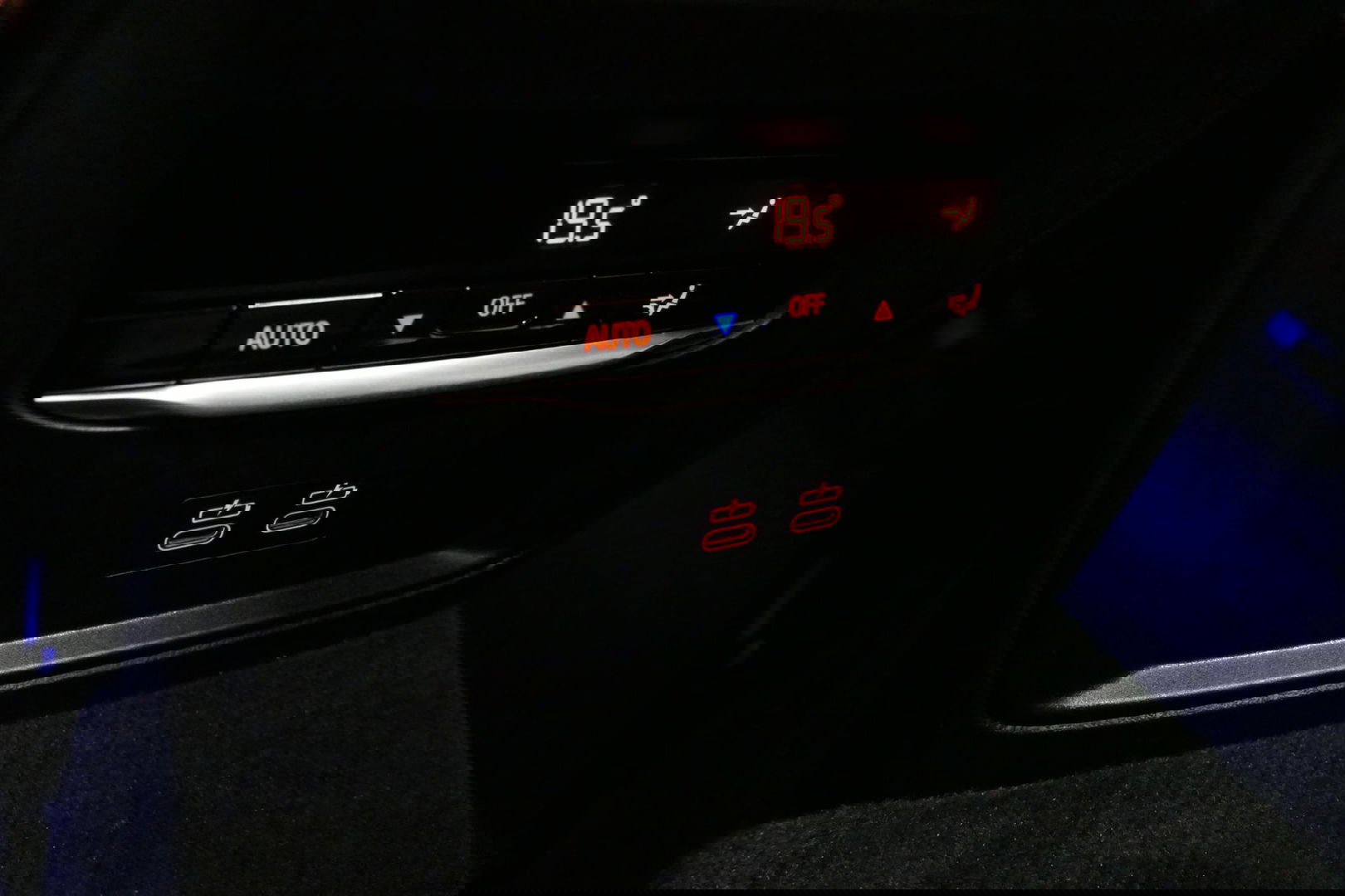 BMW 3 Serie Touring 330e xDrive M Sport / M340i Diffuser / Black Diamond M Grill / M340i M Sport bumper pakket / Schuif-/kanteldak / Elektr. verstelbare voorstoelen (links met memory) / Stoelverwarming / Apple Carplay - Android Auto / Achteruitrijcamera / Trekhaak (z