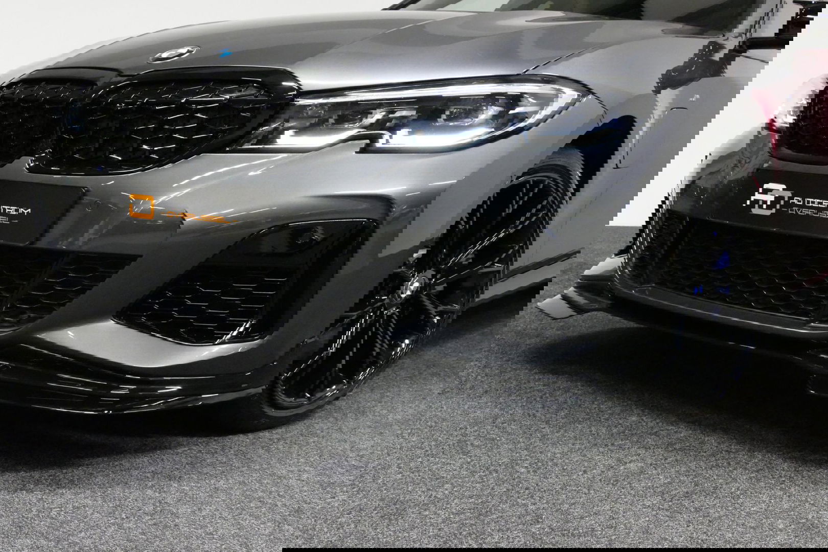 BMW 3 Serie Touring 330e xDrive M Sport / M340i Diffuser / Black Diamond M Grill / M340i M Sport bumper pakket / Schuif-/kanteldak / Elektr. verstelbare voorstoelen (links met memory) / Stoelverwarming / Apple Carplay - Android Auto / Achteruitrijcamera / Trekhaak (z