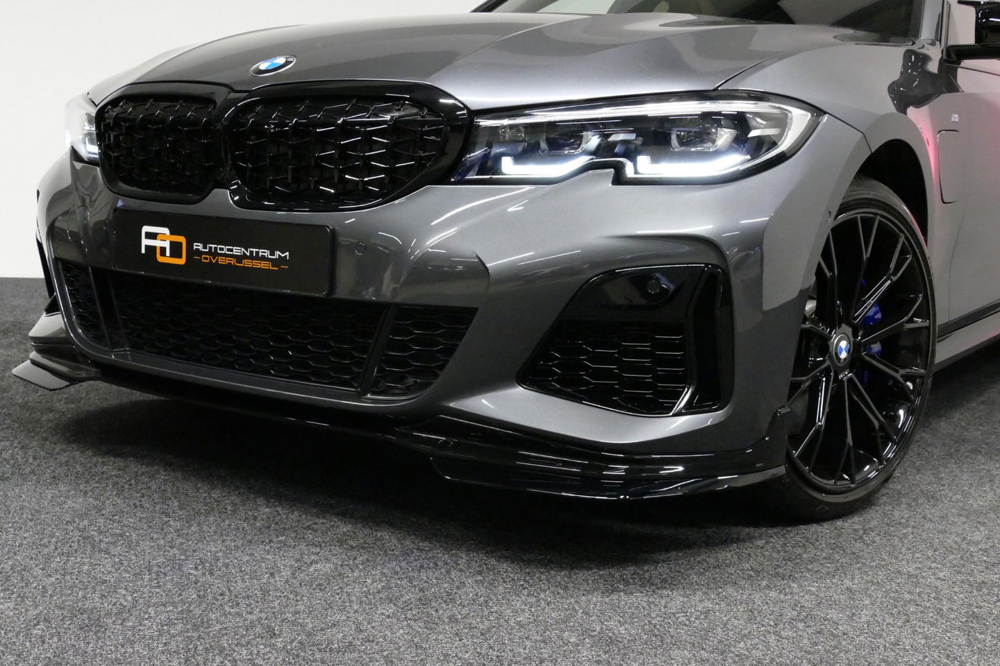 BMW 3 Serie Touring 330e xDrive M Sport / M340i Diffuser / Black Diamond M Grill / M340i M Sport bumper pakket / Schuif-/kanteldak / Elektr. verstelbare voorstoelen (links met memory) / Stoelverwarming / Apple Carplay - Android Auto / Achteruitrijcamera / Trekhaak (z