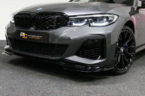 BMW 3 Serie Touring 330e xDrive M Sport / M340i Diffuser / Black Diamond M Grill / M340i M Sport bumper pakket / Schuif-/kanteldak / Elektr. verstelbare voorstoelen (links met memory) / Stoelverwarming / Apple Carplay - Android Auto / Achteruitrijcamera / Trekhaak (z