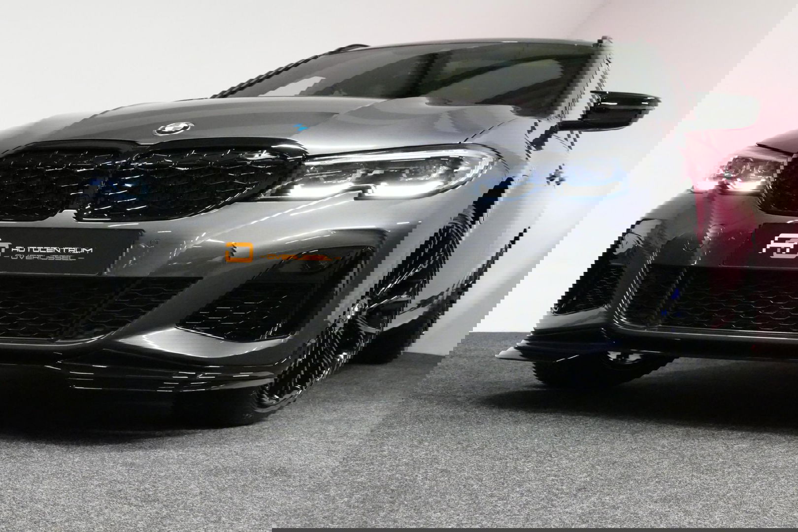 BMW 3 Serie Touring 330e xDrive M Sport / M340i Diffuser / Black Diamond M Grill / M340i M Sport bumper pakket / Schuif-/kanteldak / Elektr. verstelbare voorstoelen (links met memory) / Stoelverwarming / Apple Carplay - Android Auto / Achteruitrijcamera / Trekhaak (z