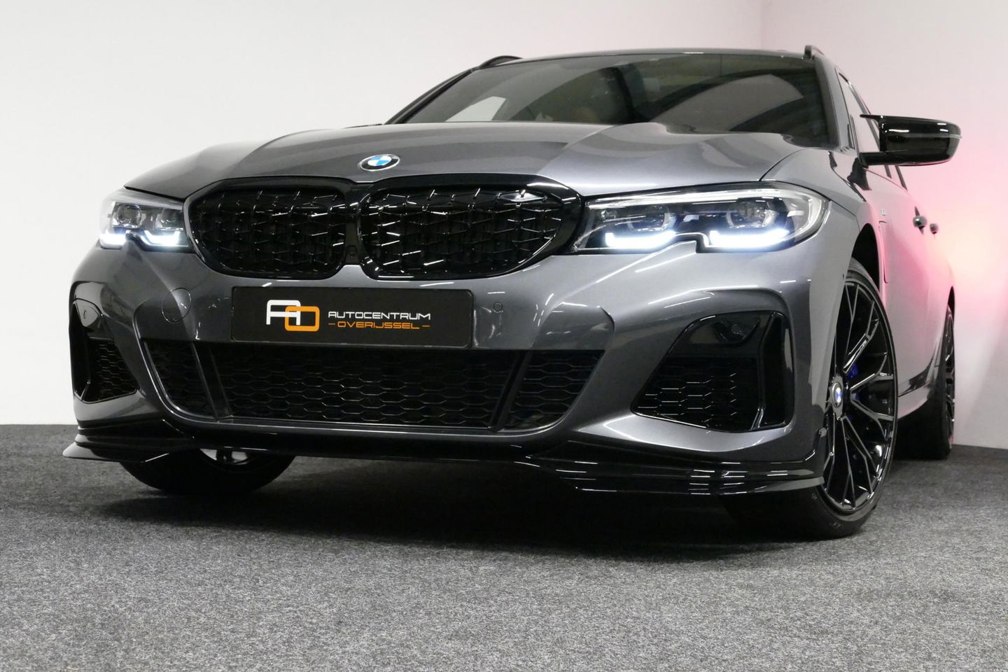 BMW 3 Serie Touring 330e xDrive M Sport / M340i Diffuser / Black Diamond M Grill / M340i M Sport bumper pakket / Schuif-/kanteldak / Elektr. verstelbare voorstoelen (links met memory) / Stoelverwarming / Apple Carplay - Android Auto / Achteruitrijcamera / Trekhaak (z