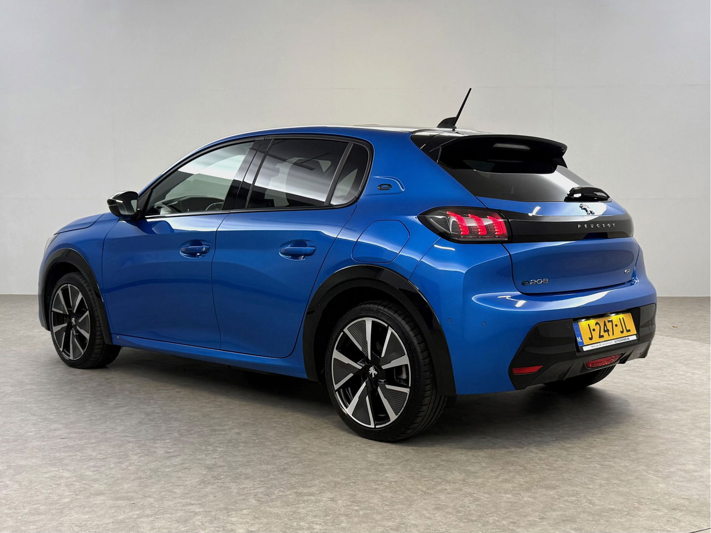 Peugeot 208 EV GT 350 50 kWh | SOH 91% | Snelladen | Pano | 360° | Virtual | Sfeerverl. | Carplay | Stoelverw. | Keyless | NAP