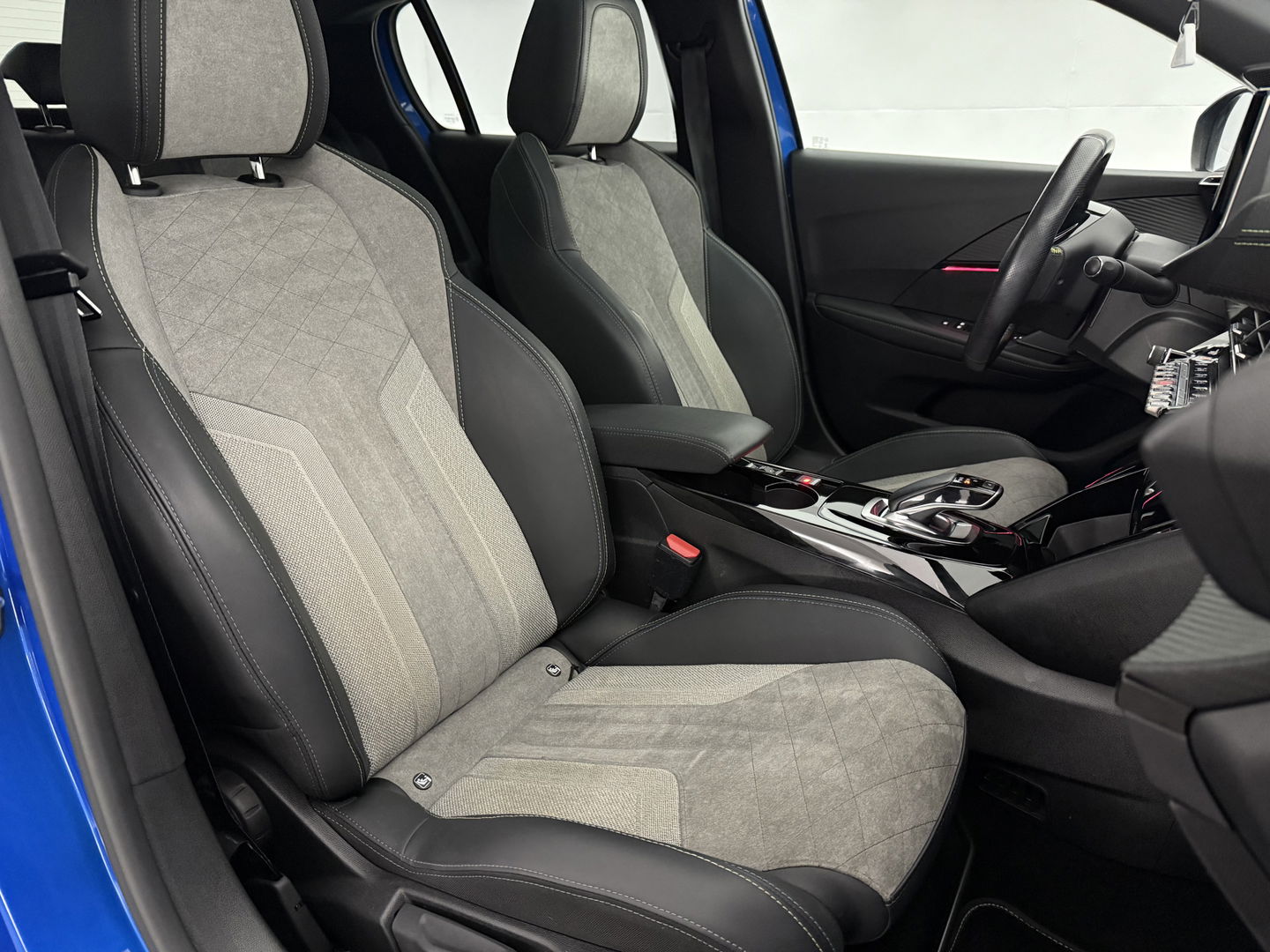 Peugeot 208 EV GT 350 50 kWh | SOH 91% | Snelladen | Pano | 360° | Virtual | Sfeerverl. | Carplay | Stoelverw. | Keyless | NAP