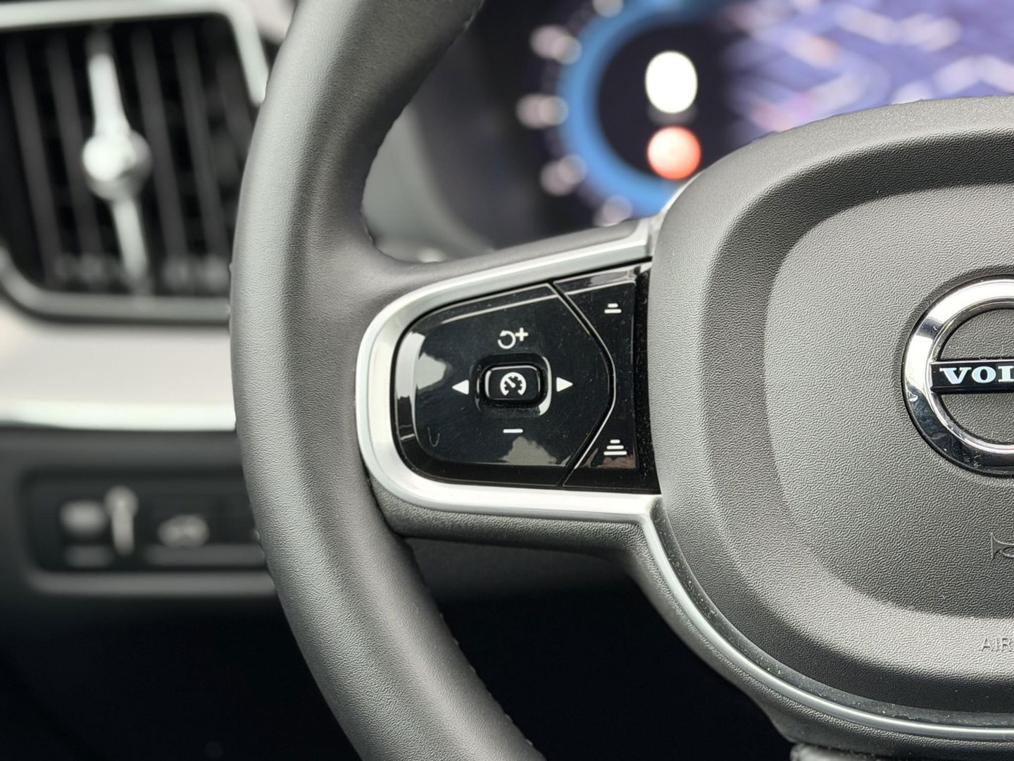 Volvo XC60 2.0 T8 Plug-in hybrid AWD R-Design |Facelift|Pano|Bowers & Wilkins|Stoel Ventilatie|Pilot Assist|Trekhaak