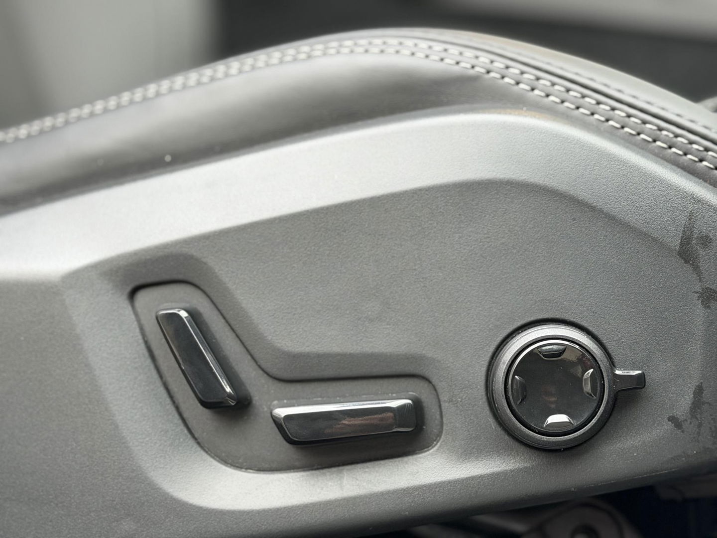 Volvo XC60 2.0 T8 Plug-in hybrid AWD R-Design |Facelift|Pano|Bowers & Wilkins|Stoel Ventilatie|Pilot Assist|Trekhaak