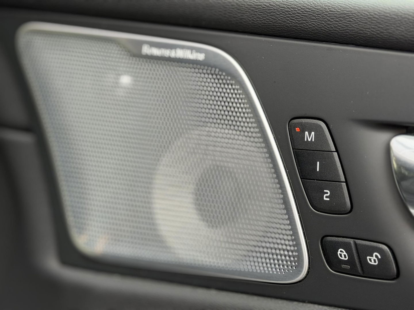 Volvo XC60 2.0 T8 Plug-in hybrid AWD R-Design |Facelift|Pano|Bowers & Wilkins|Stoel Ventilatie|Pilot Assist|Trekhaak