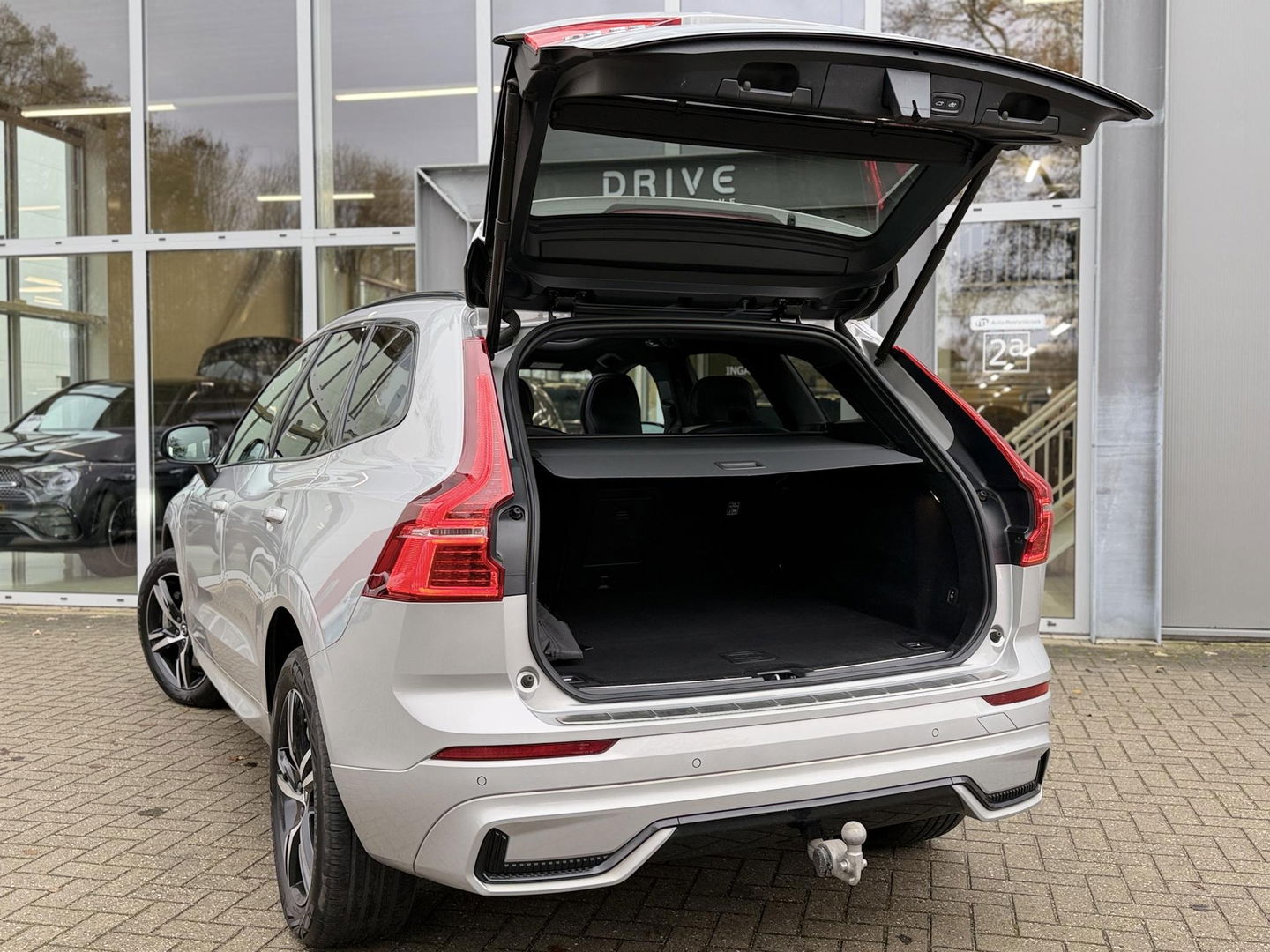 Volvo XC60 2.0 T8 Plug-in hybrid AWD R-Design |Facelift|Pano|Bowers & Wilkins|Stoel Ventilatie|Pilot Assist|Trekhaak