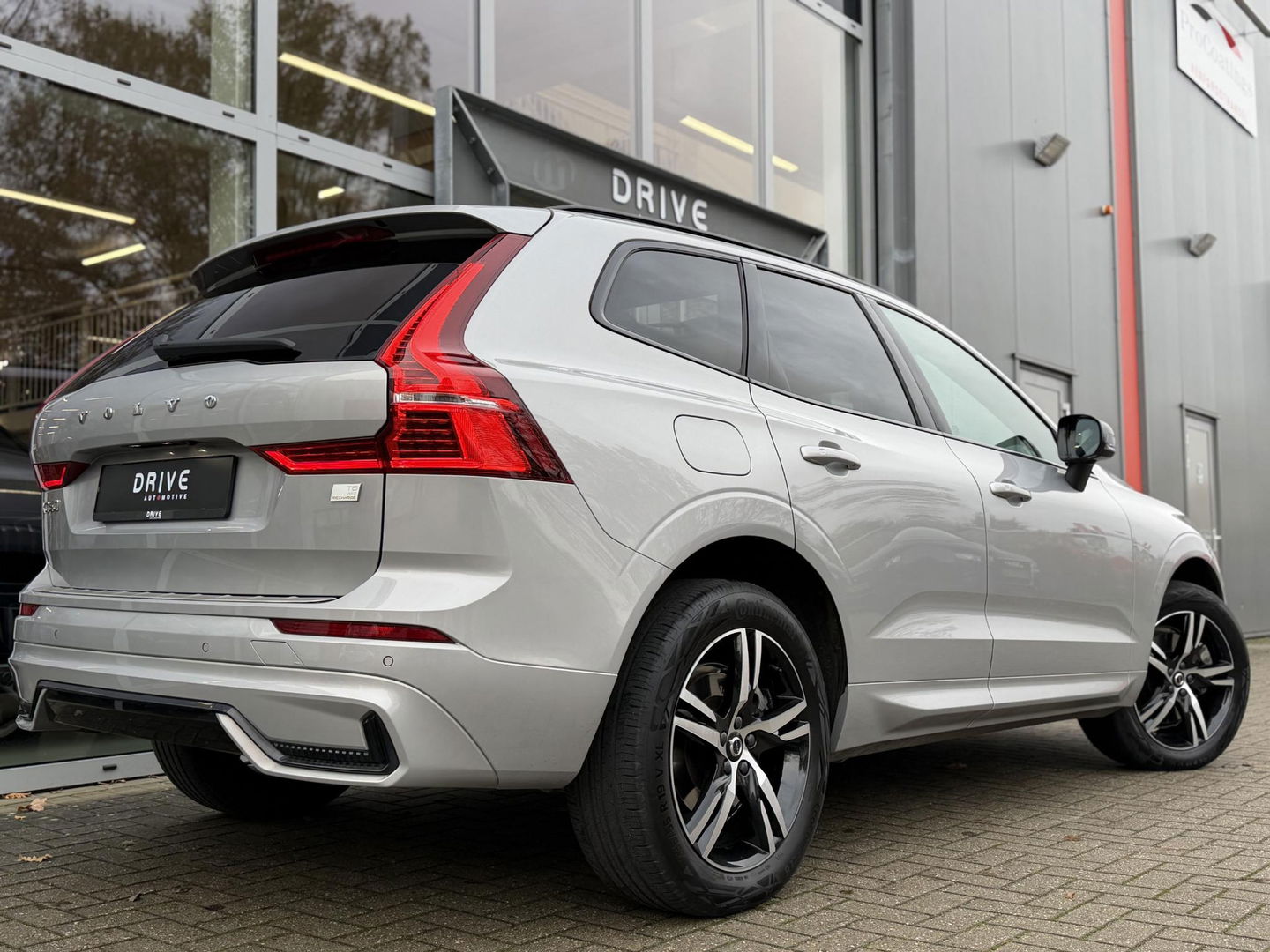 Volvo XC60 2.0 T8 Plug-in hybrid AWD R-Design |Facelift|Pano|Bowers & Wilkins|Stoel Ventilatie|Pilot Assist|Trekhaak