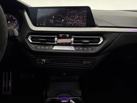 BMW 1-serie M135i xDrive M-Sport | Pano | HuD | Alcantara | Virtual | Sfeer | Stoelverw. | Carplay | Cruise