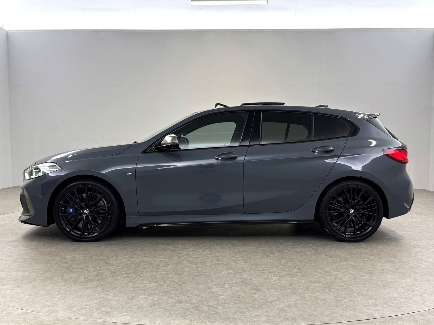 BMW 1-serie M135i xDrive M-Sport | Pano | HuD | Alcantara | Virtual | Sfeer | Stoelverw. | Carplay | Cruise
