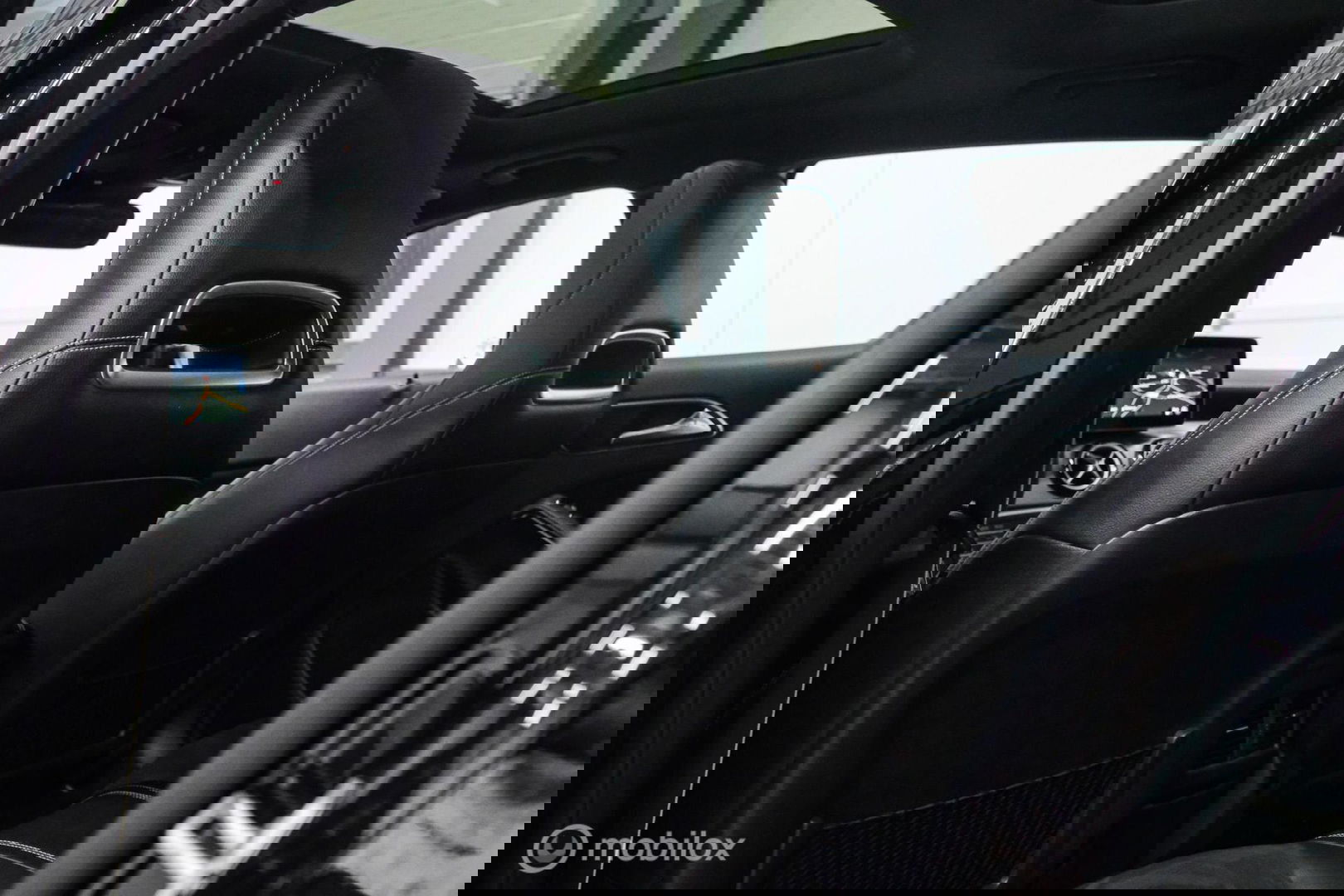 Mercedes-Benz GLA 250 4Matic Premium Plus AMG | Panorama | Adaptive cruise | Camera | All Seasons | Trekhaak | LED | Stoelverwarming | rijklaarpri