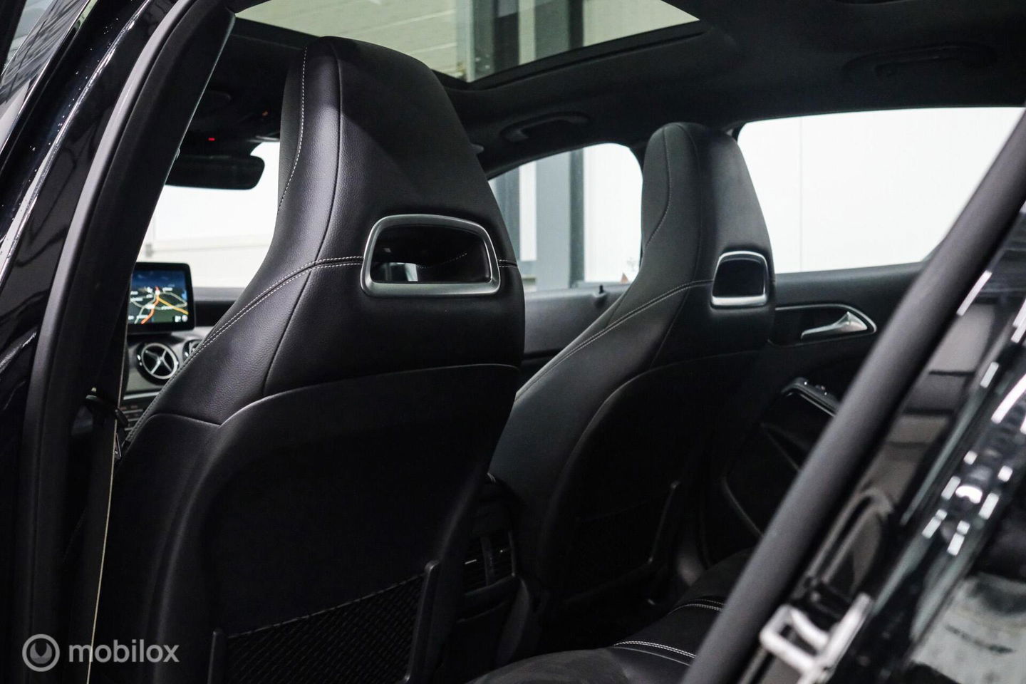 Mercedes-Benz GLA 250 4Matic Premium Plus AMG | Panorama | Adaptive cruise | Camera | All Seasons | Trekhaak | LED | Stoelverwarming | rijklaarpri