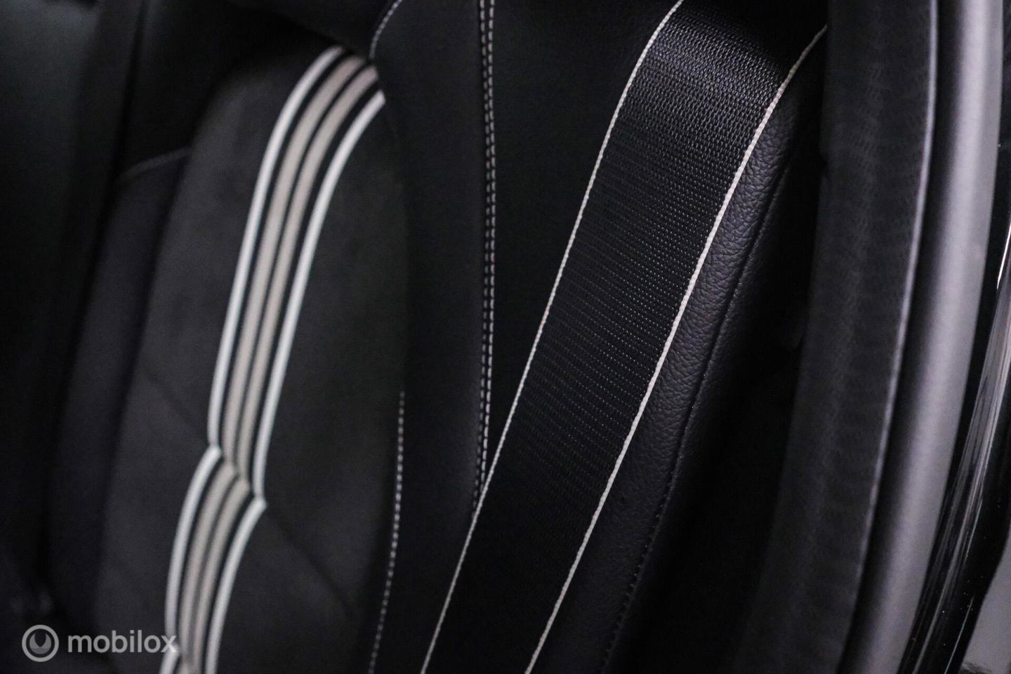 Mercedes-Benz GLA 250 4Matic Premium Plus AMG | Panorama | Adaptive cruise | Camera | All Seasons | Trekhaak | LED | Stoelverwarming | rijklaarpri