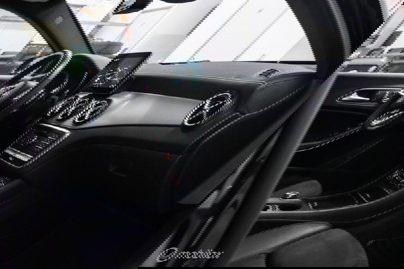 Mercedes-Benz GLA 250 4Matic Premium Plus AMG | Panorama | Adaptive cruise | Camera | All Seasons | Trekhaak | LED | Stoelverwarming | rijklaarpri