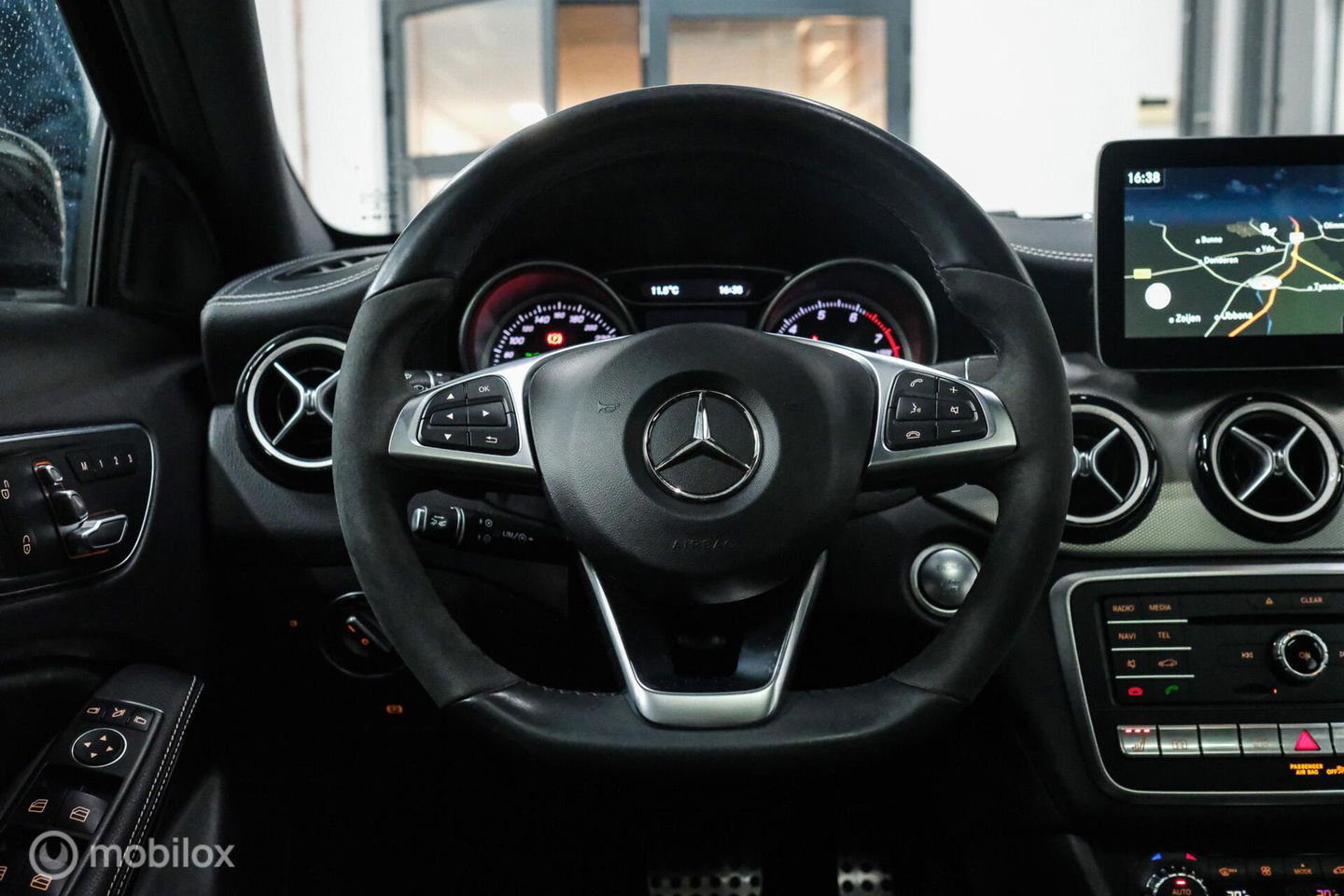 Mercedes-Benz GLA 250 4Matic Premium Plus AMG | Panorama | Adaptive cruise | Camera | All Seasons | Trekhaak | LED | Stoelverwarming | rijklaarpri