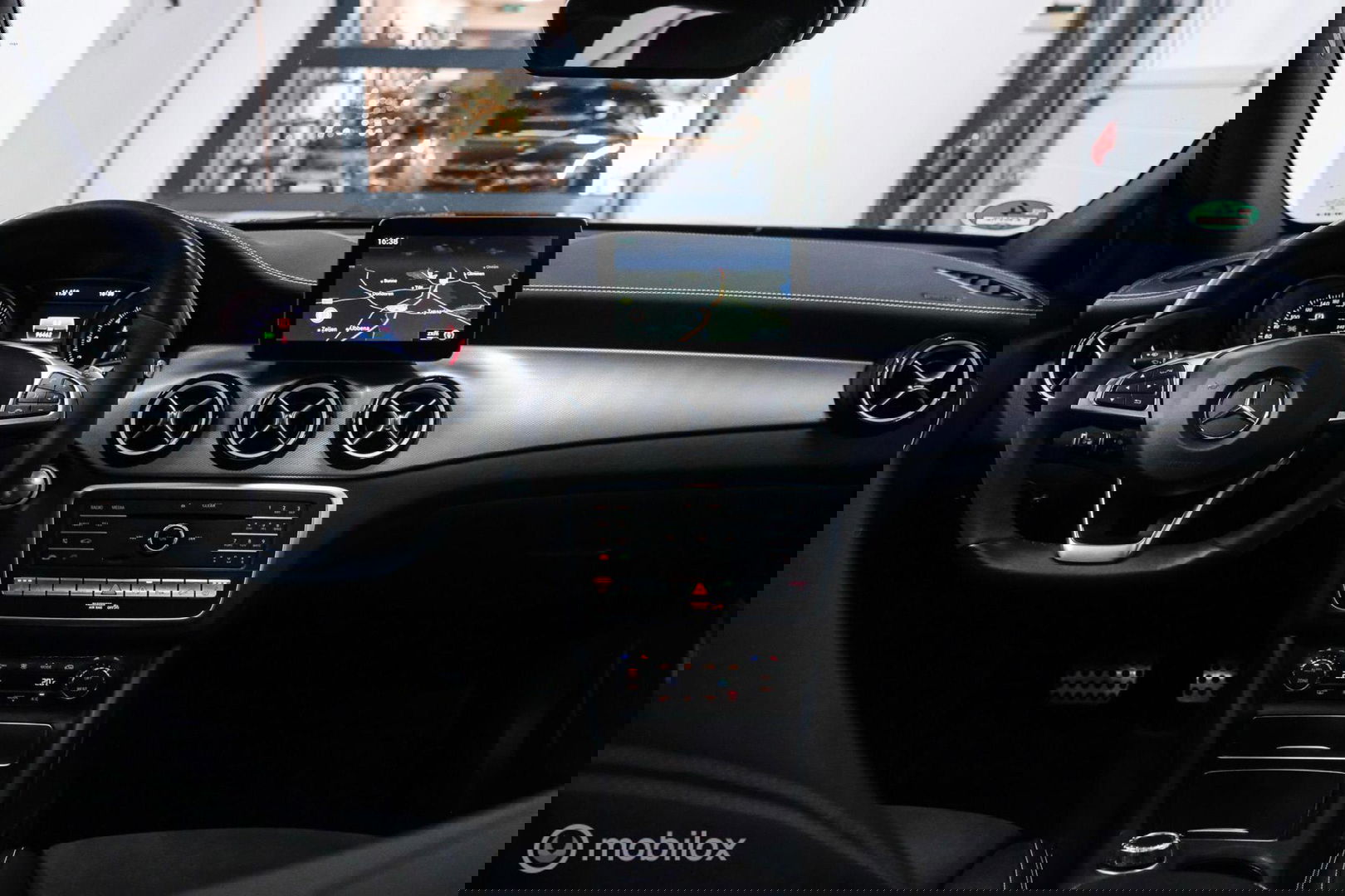 Mercedes-Benz GLA 250 4Matic Premium Plus AMG | Panorama | Adaptive cruise | Camera | All Seasons | Trekhaak | LED | Stoelverwarming | rijklaarpri