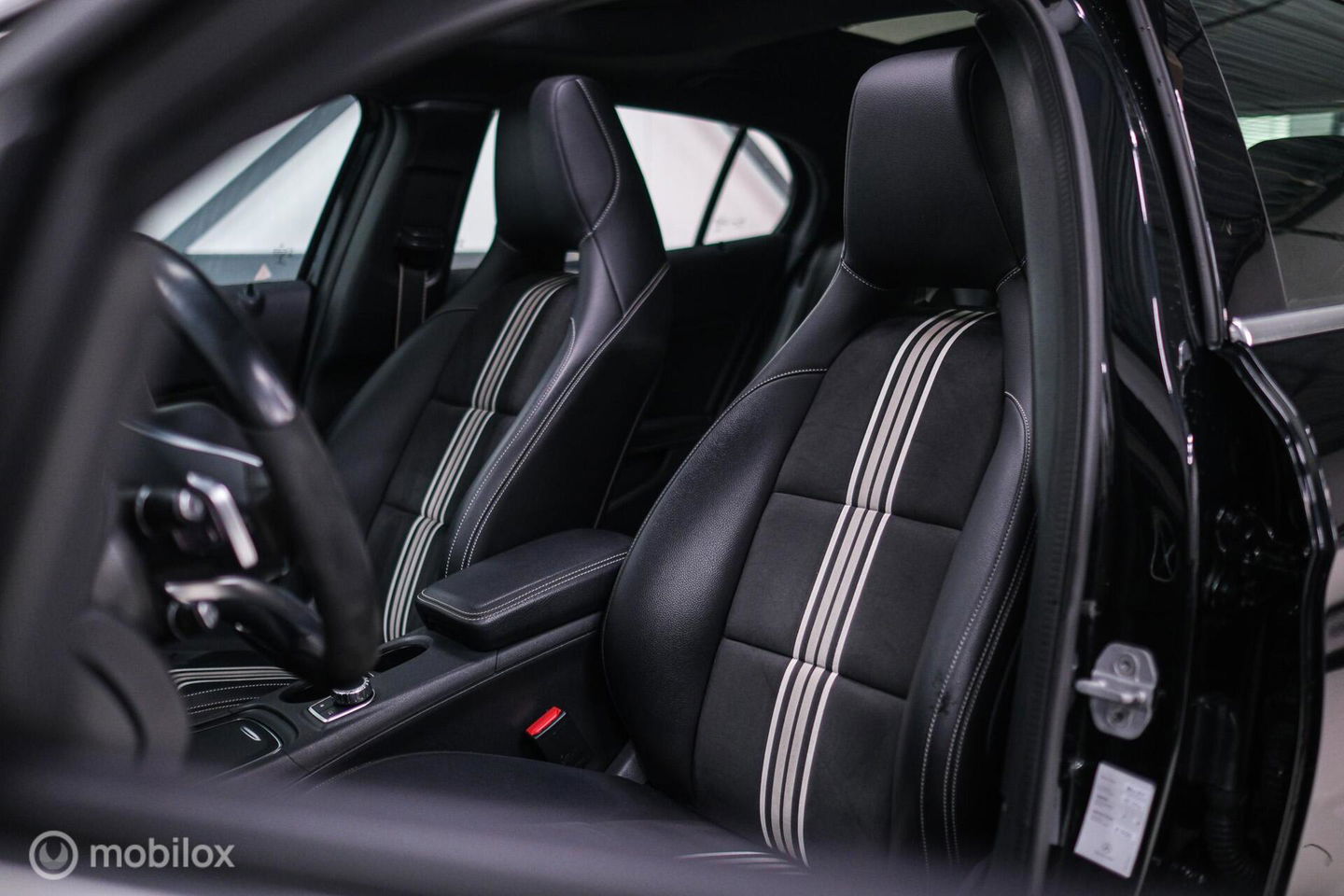 Mercedes-Benz GLA 250 4Matic Premium Plus AMG | Panorama | Adaptive cruise | Camera | All Seasons | Trekhaak | LED | Stoelverwarming | rijklaarpri