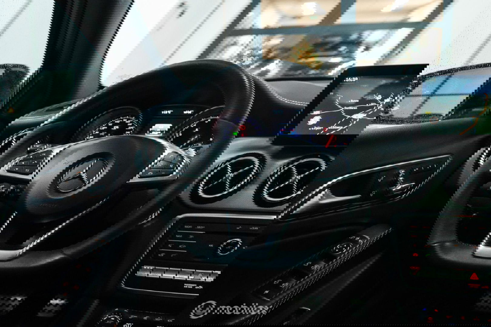 Mercedes-Benz GLA 250 4Matic Premium Plus AMG | Panorama | Adaptive cruise | Camera | All Seasons | Trekhaak | LED | Stoelverwarming | rijklaarpri